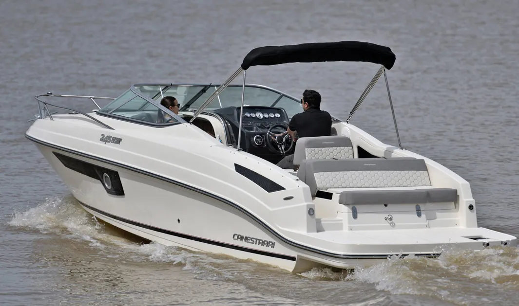Lancha Cuddy Canestrari 245 Express Cruiser
