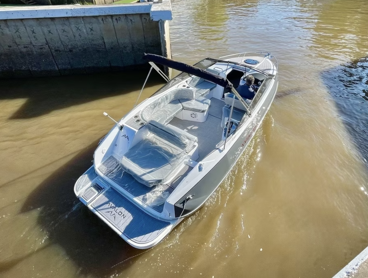 Lancha Avalon 230 Cuddy