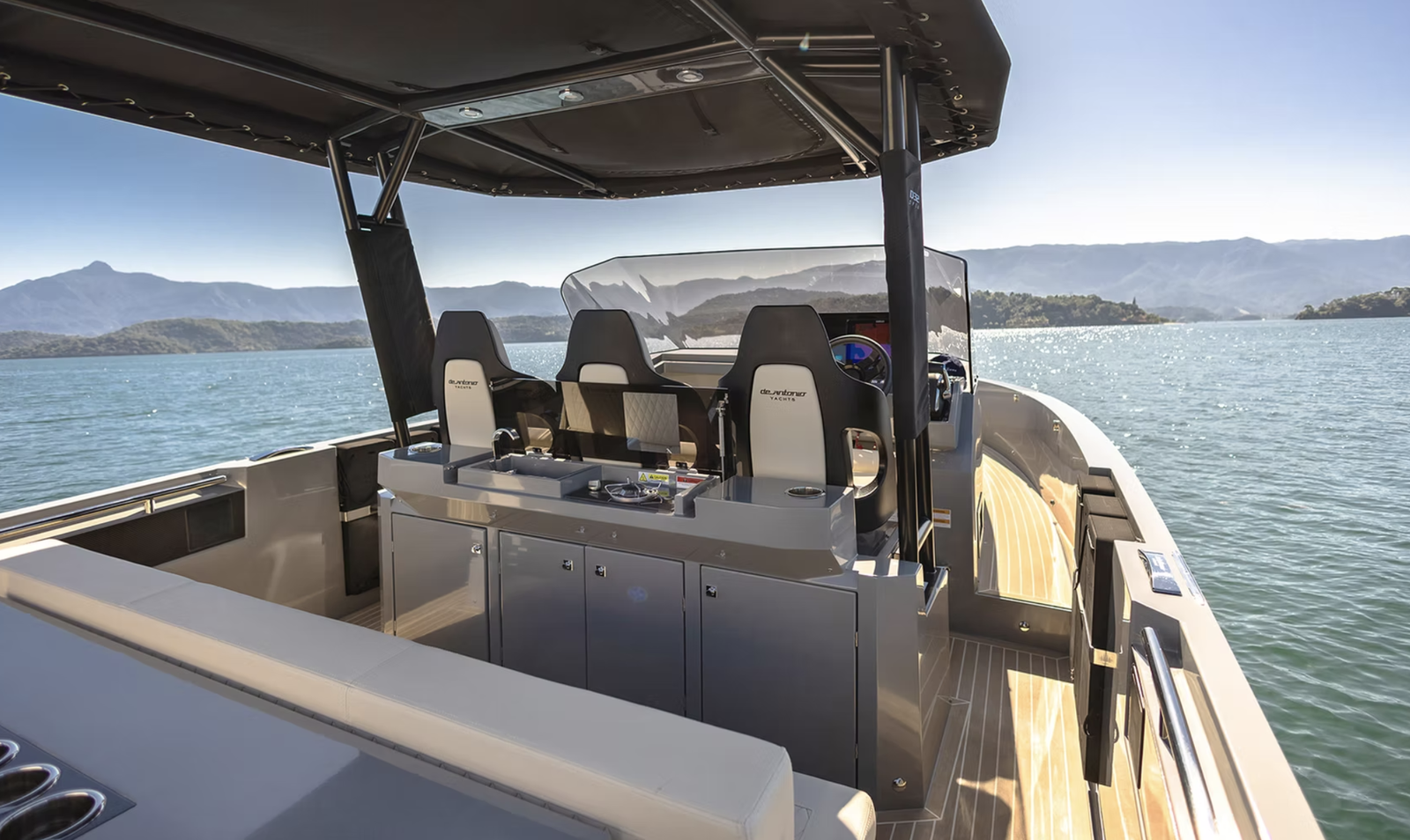 De Antonio D32 – Lancha Walk Around 32 Pies | Hasta 600 HP, foto 4
