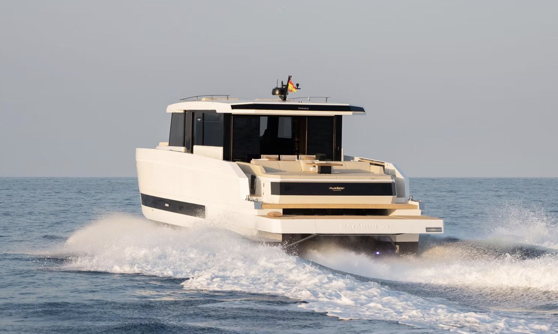De Antonio D60 – Yate Deportivo 60 Pies | Hasta 2.400 HP